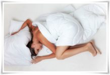 kebiasaan tidur yang merusak kulit