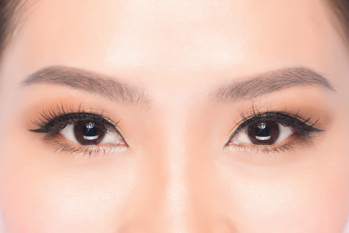 Cara Membuat Eyeliner Bersayap Rapi untuk Mata Monolid