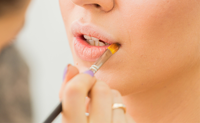 Cara Mengoreksi Bentuk Bibir Tebal Agar Terlihat Lebih Seimbang