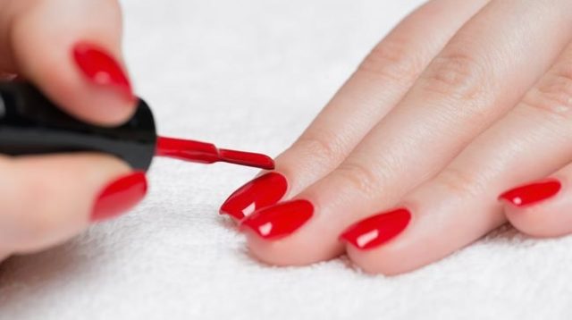 Warna Cat Kuku yang Membuat Tangan Terlihat Lebih Muda