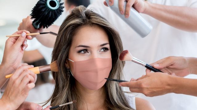 10 Trik Makeup Agar Tahan Lama Walaupun Pakai Masker