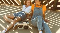 Inspirasi Gaya Retro 90-an yang Kembali Hits