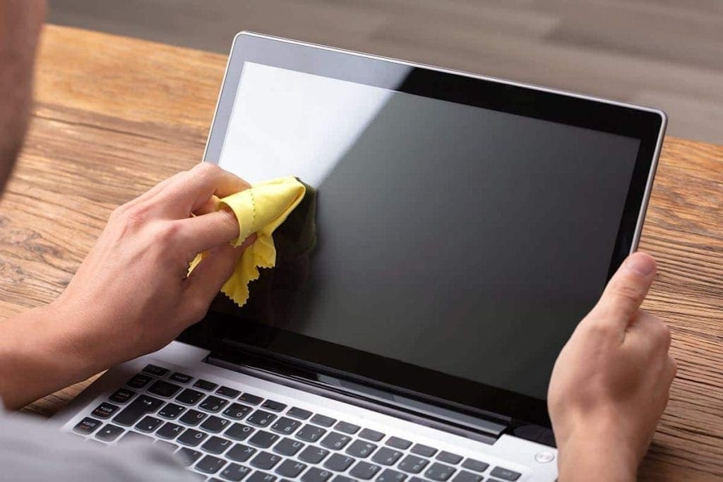 Cara Membersihkan Layar Laptop