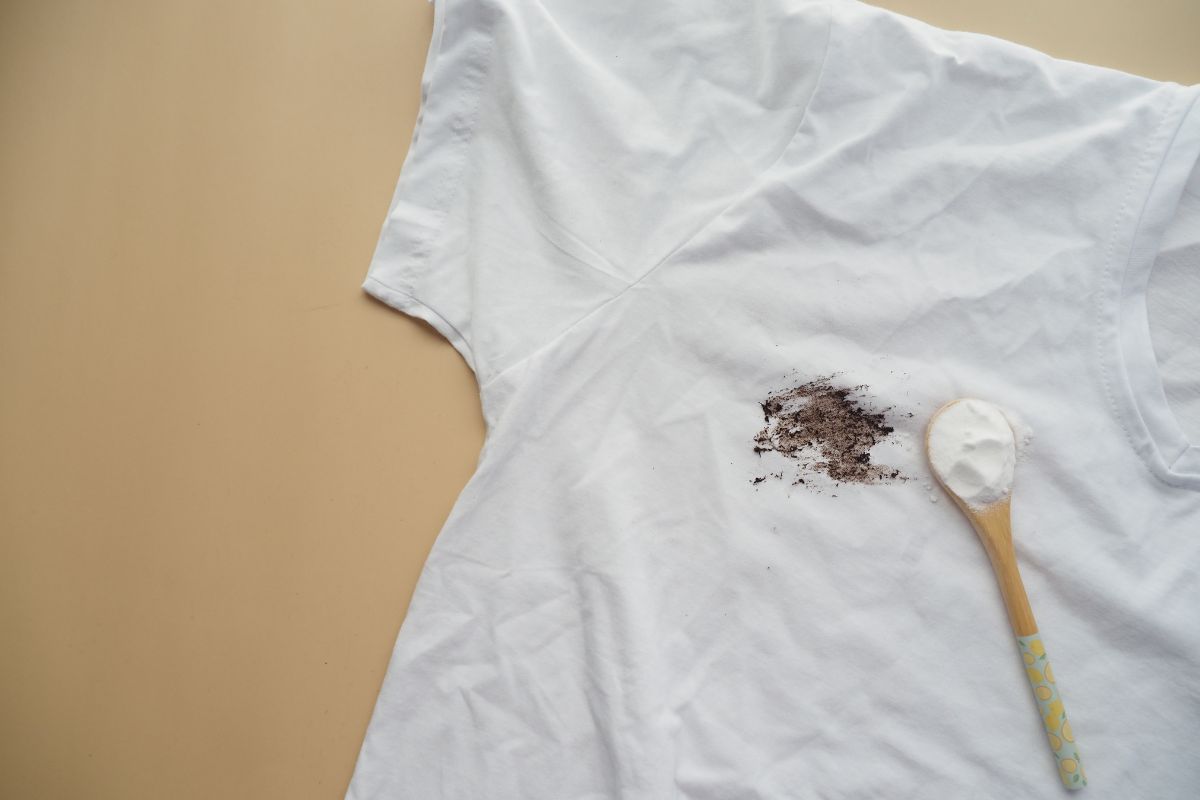 Cara Menghilangkan Noda di Baju Putih