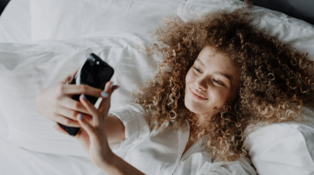 Tips Foto Selfie agar Terlihat Glowing