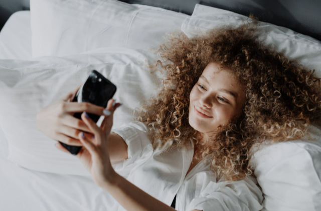 Tips Foto Selfie agar Terlihat Glowing
